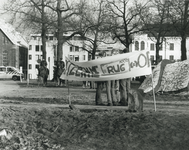 405053 Afbeelding van een spandoek met de protestleus Ritzen me rug op op het Smakkelaarsvweld te Utrecht, tijdens de ...